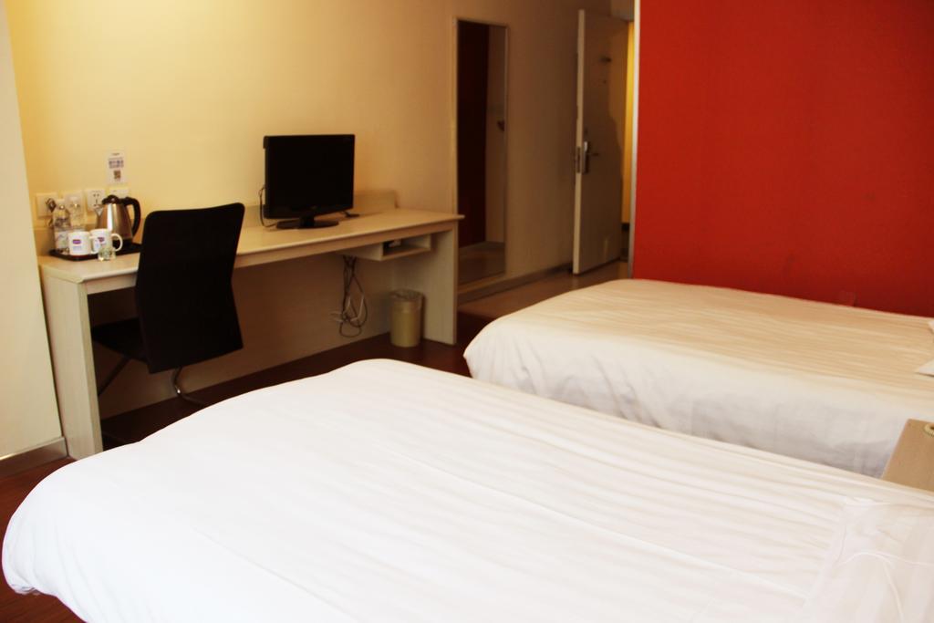 Hanting Express Jinzhou Luoyang Road Central Avenue Room photo